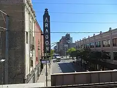 Vu depuis la station de métro Lawrence.