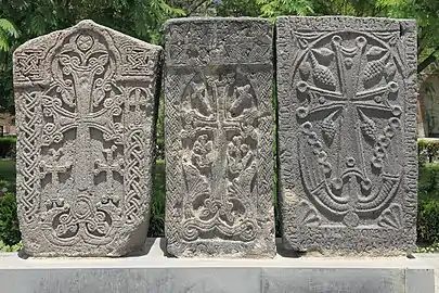 Khatchkars anciens (voir en particulier celui de droite), devant le Séminaire théologique Gevorkian, Etchmiadzin.