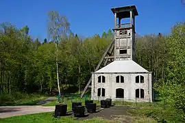 Vue rapprochée du chevalement d'un puits de mine.