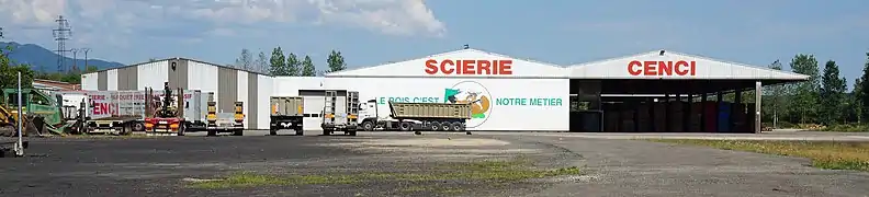 Vue des hangars et des entrepôts d'une scierie.