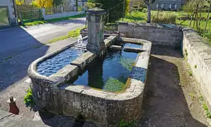 Fontaine-lavoir.
