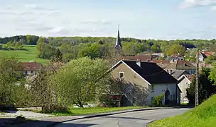 Un village dans une vallée.