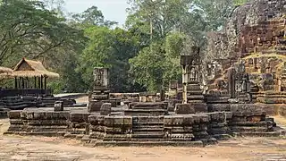 Face Ouest : éléments d'un pavillon. À droite, en raccouri, tête du Buddha couché.