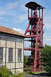 Chevalement métallique peint en rouge.