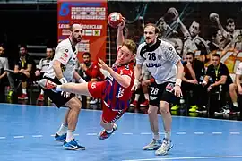 Domagoj Surać et Gerald Zeiner ne peuvent empêcher Nicolussi (Fivers) de tirer, en mars 2018.