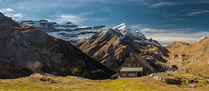 Refuge des Espuguettes sur le fond de Cirque de Gavarnie et la brèche de Roland, dans le sud.