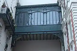 Passerelle entre deux immeubles au no 7.