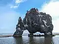 Sculpture naturelle appelée Hvitserkur. Arche naturelle en basalte haute de 15 m.