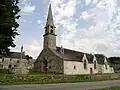 La chapelle Notre-Dame de Locmaria-an-Hent et son enclos vus du sud-ouest.