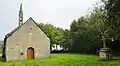 Mellac ː la chapelle de la Madeleine et son calvaire (sous la pluie).