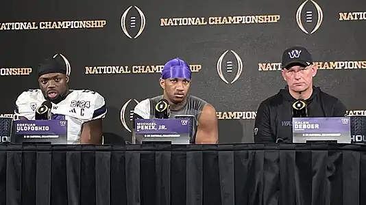 Edefuan Ulofoshio (LB), Michael Penix Jr. (QB), et Kalen DeBoer (entraîneur) de Washington.