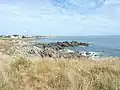 La côte atlantique vue depuis la pointe du Souc'h en direction de Pors Poulhan et, à l'arrière-plan, de Plozévet.