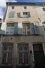 Immeuble, au no 21.