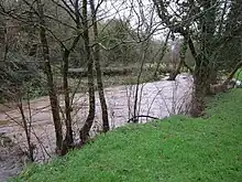 La Mignonne en crue juste en aval du moulin de Stang Meyet (limite communale entre Saint-Urbain et Irvillac).