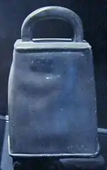 La cloche à main dite de saint Goulven (datant du Haut Moyen-Âge) dans l'église Saint-Goulven de Goulien.