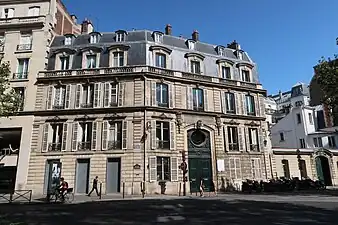 No 268, au croisement avec la rue de l'Université.