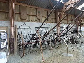 Râteaux à foin (décennie 1930, Écomusée de Plouigneau).