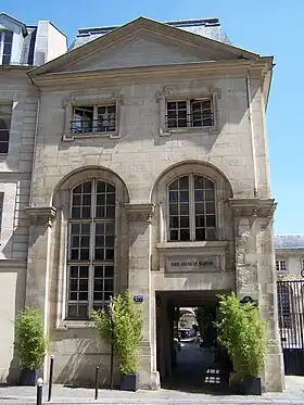 No 277 : siège de la « Paris American Academy ».