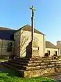 Le calvaire situé devant l'Église Notre-Dame-de-Folgoët.