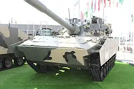 Un 2S25M Sprout-SDM1 avec un blindage rapporté exposé au salon international d’armement Army 2022, en août 2022.