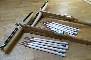 Des arbalètes à sandows et leurs carreaux.