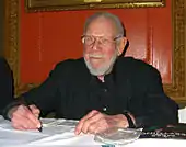 un vieil homme assis