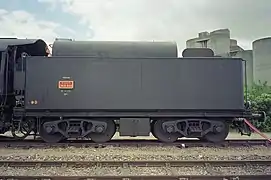 Le tender fioul 30 R 840 à caisse rivetée.