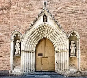 no 12 bis : le portail de la façade ouest.