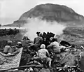 Canon de 37 mm tirant sur le mont Suribachi.