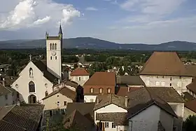 L'église et son clocher au cœur du bourg médiéval