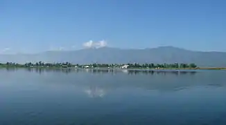 S'étendant sur 287 km², le lac Loktak est le cœur de la vallée du Manipur, issu des divers cours d'eau descendant des monts l'entourant.