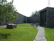 Le Three Shadows Photography Art Centre (en) à Caochangdi, Beijing, a été fondé en 2007 par les artistes photographes Rong Rong (Rép. Pop. de Chine) et inri (Japon).