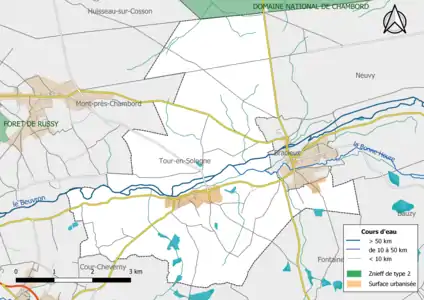 Le « Domaine National de Chambord », une ZNIEFF de type 2, est situé en lisière nord de la commune.