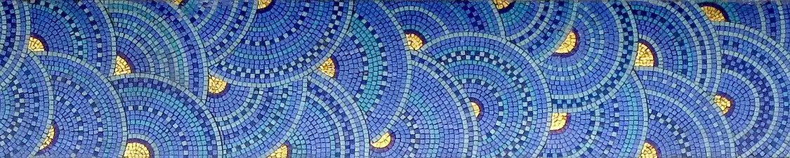 Détail du décor en mosaïque, sous la marquise, de la façade rue de Rivoli du magasin 3.