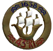 Insigne du 43e régiment d'infanterie (vagues et chiffres rouges)