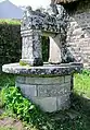 Écomusée de Saint-Dégan : le puits du village et ses cinq boules sommitales indiquant le nombre des familles ayant le droit d'y puiser de l'eau.