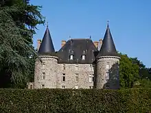 Le château vu de la route.
