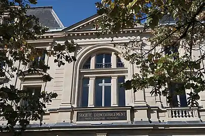 Au no 4, le siège de la Société d'encouragement pour l'industrie nationale...