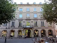 Le no 4, façade sur la place.