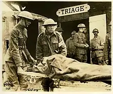 Triage des blessés  arrivant à l’hôpital militaire de campagne de Suippes