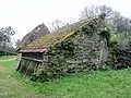 Écomusée de Saint-Dégan : "Ti Glas Hir", la dépendance située au sud du chemin.