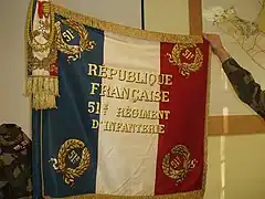 Drapeau du 51e régiment d'infanterie de ligne avec sa cravate