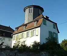 Maison des douaniers avec sa tour hexagonale.