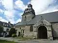 Le Faouët (Morbihan): l'église paroissiale Notre-Dame de l'Assomption, le porche, le clocher et l'ossuaire muré.