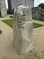 Stèle pré-chrétienne dans le placître de la chapelle de Lochrist