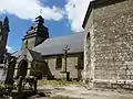Le Faouët (Morbihan): l'église paroissiale Notre-Dame de l'Assomption, le calvaire, le tombeau portant les armoiries des familles De Bouteville et De Trogoff, le porche.