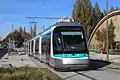 Rame de tramway de type Translohr STE6 sur la ligne T6 du tramway d'Île-de-France à Meudon-la-Forêt, France.