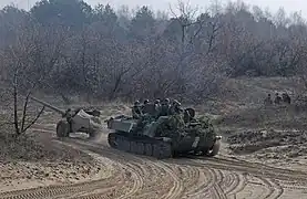 La 59e brigade motorisée s’entraînant en 2017 avec un MT-12 Rapira tracté par un MT-LB.