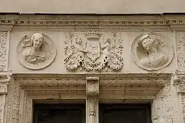 Photographie en couleurs d'un détail sculpté sur un château.