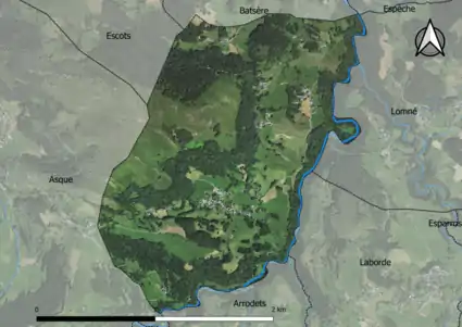 Photo aérienne en couleurs de la commune.